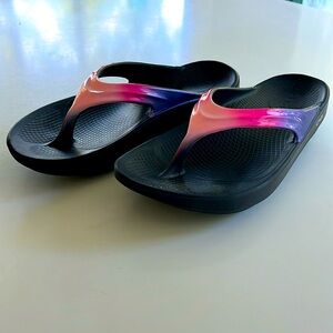 Oofos Oolala luxury recovery flip flops metallic pink purple pink black size 9